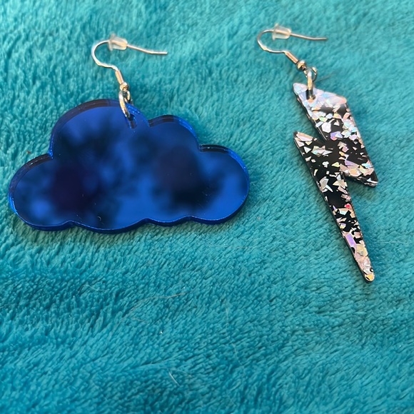 Dolls kill thunderbolt and cloud earrings - Picture 6 of 8